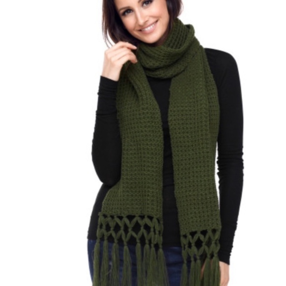 Cozy green chunky knit tassel scarf